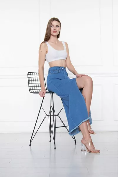 Хлопковая джинсовая юбка с высокой талией и карманами с кисточками и глубоким разрезом спереди синего цвета