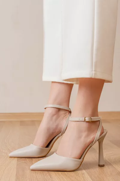 Дамски бежови кожени токчета с каишка