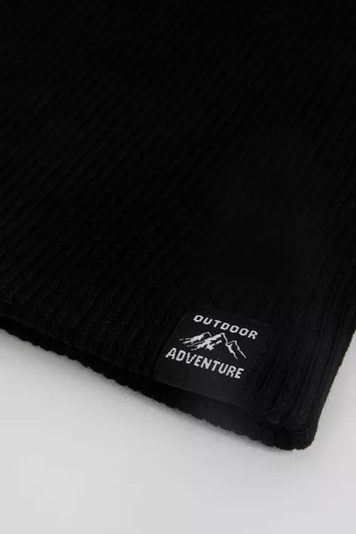 قبعة صغيرة محبوكة أساسية للأولاد