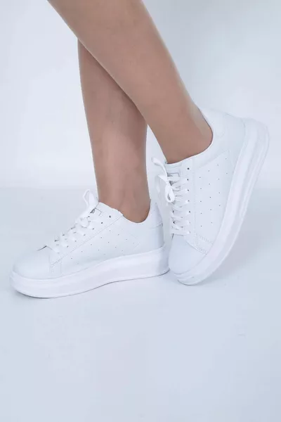 حذاء رياضي أبيض كاجوال بأربطة