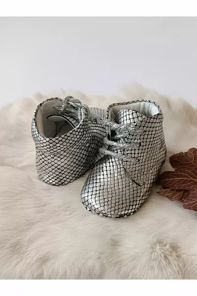 Сребърни щамповани бебешки ботуши от естествена кожа
