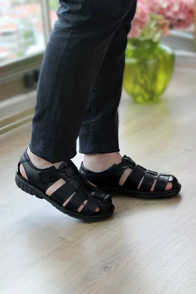 صنادل جلدية للرجال العظام