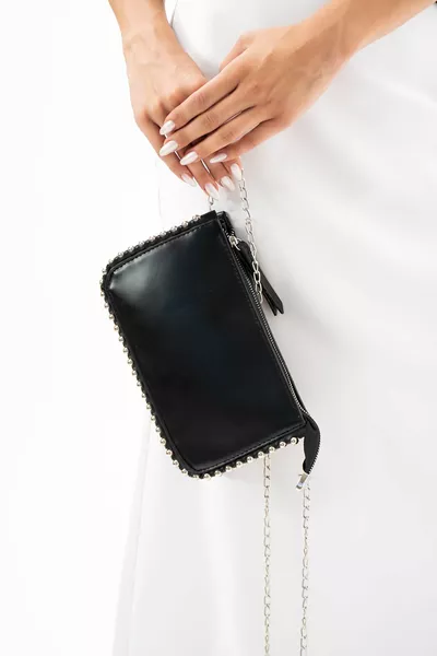 حقيبة صغيرة مطرزة باللون الأسود