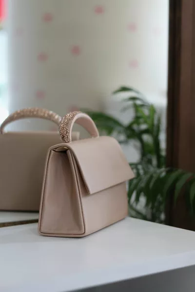 المرأة عارية الحجر عقد مفصلة مساء اللباس حقيبة الكتف