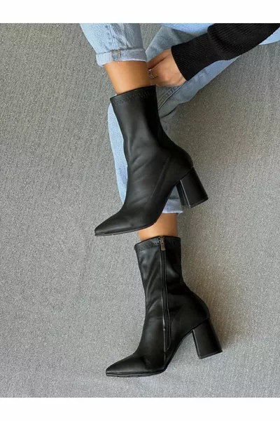 أحذية سوداء مطاطية بكعب سميك