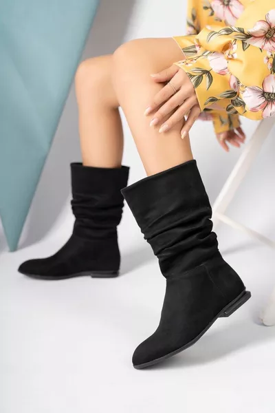 أحذية نسائية سوداء برباط من جلد الغزال