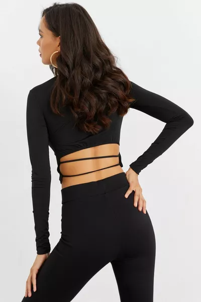 المرأة أسود الخصر بلوزة قصيرة مفتوحة 