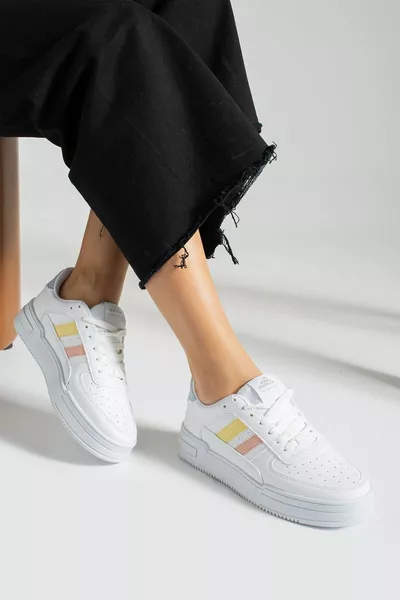 Insports حذاء رياضي أبيض كاجوال نسائي ونعل داخلي لتقويم العظام (ارتفاع 3 سم)