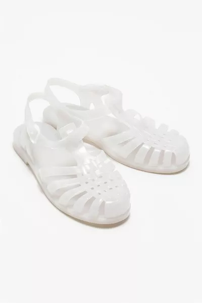 صنادل نسائية بيضاء