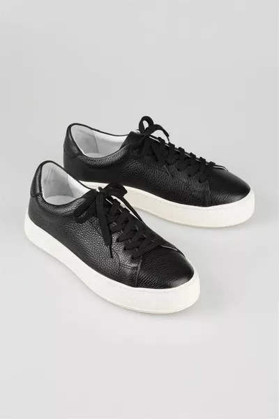 حذاء رياضي رجالي جلد أسود