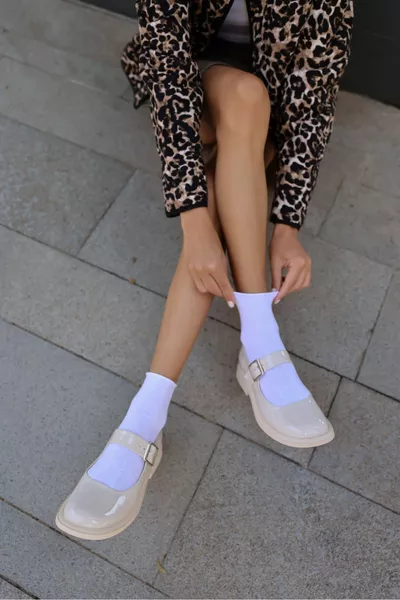 Briana Damen-Loafer mit kurzem Absatz und detaillierter Schnalle und Schnalle - EKRU