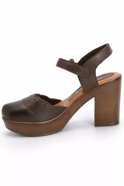 صنادل جلد نسائية بنية