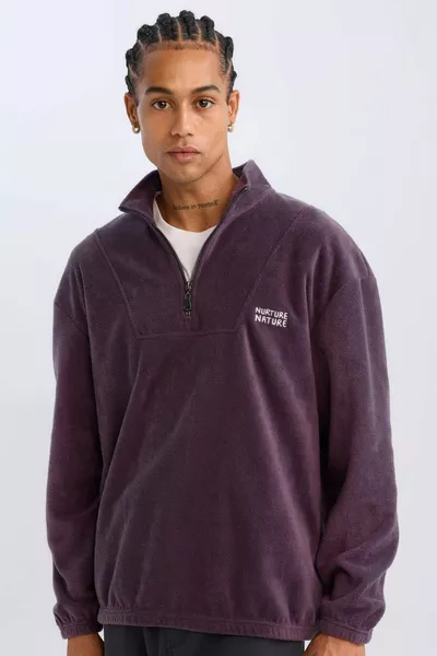 سويت شيرت من الفرو بطباعة، ياقة مستقيمة، مقاس عادي مريح، موديل Comfort AU