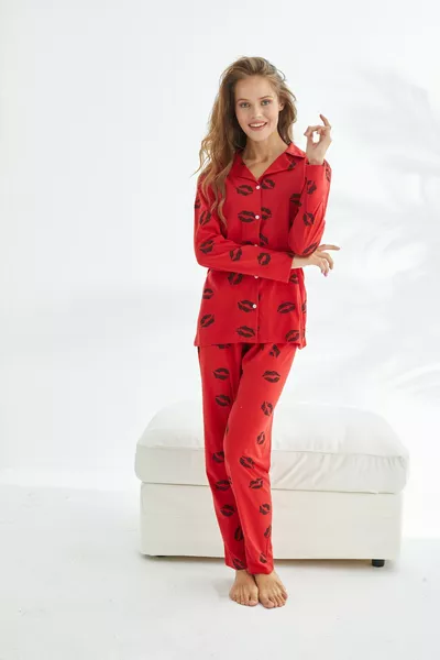 طقم بيجامة بأزرار من القطن بطبعة شفاه حمراء