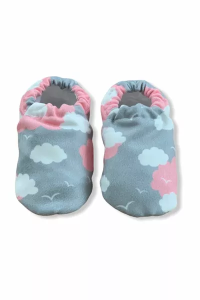 Babyschuhe mit rosa Wolkenmuster
