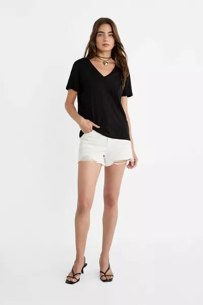 تي شيرت أساسي بياقة على شكل V