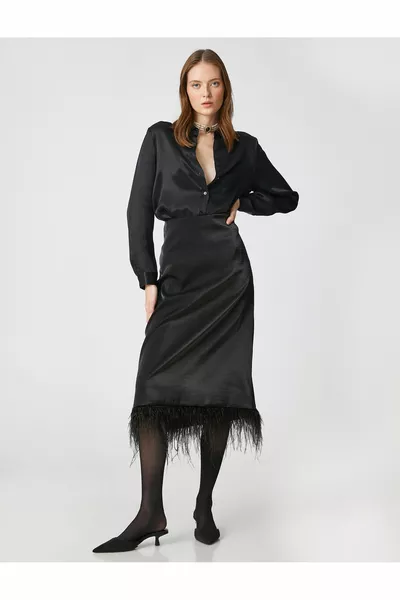 Melis Ağazat X - Gonna midi in raso con dettaglio di piume