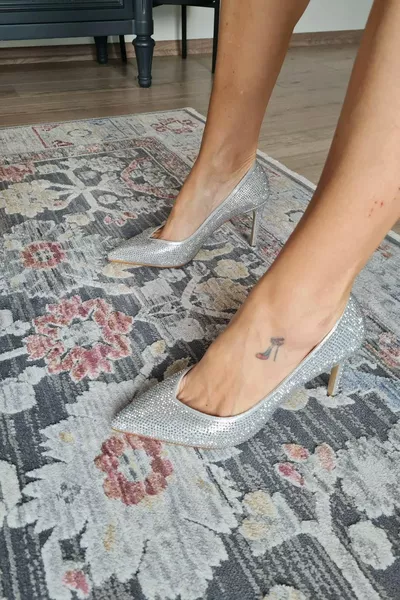   المرأة حجر خنجر مساء اللباس الأحذية مع الكعب