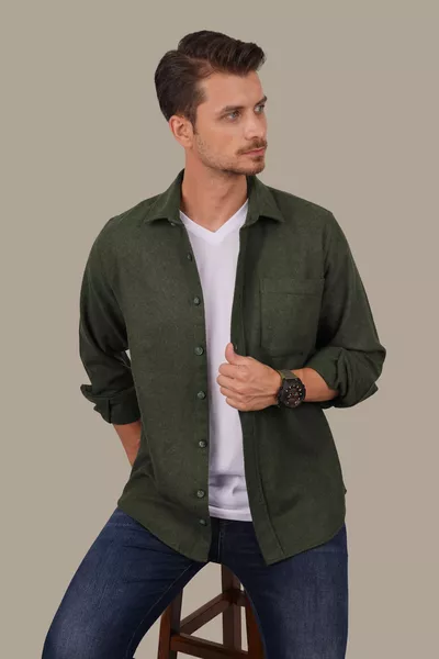 قميص رجالي أخضر زيتي فضفاض على الطراز الخشبي