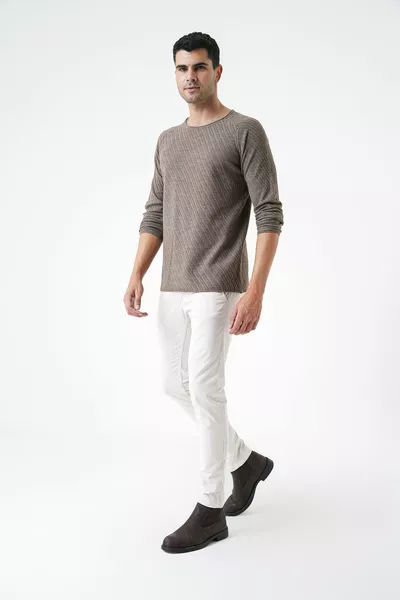 كنزة رياضية رفيعة محبوكة بتفاصيل مضلعة و ياقة بولو رجالية 