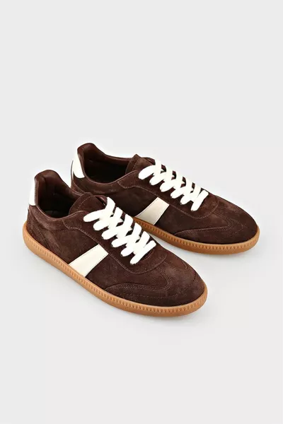 أحذية رياضية نسائية من جلد القهوة