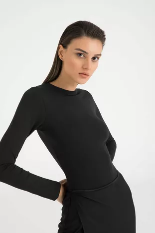 Мягкая на ощупь блузка с круглым вырезом черного цвета