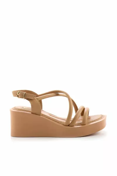 صنادل نسائية باللون النيود 