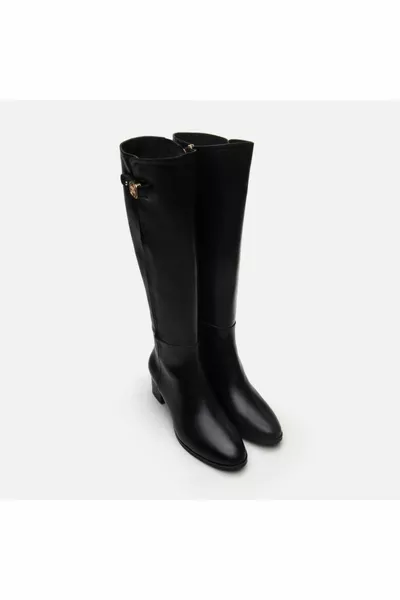 أحذية نسائية سوداء من جلد طبيعي