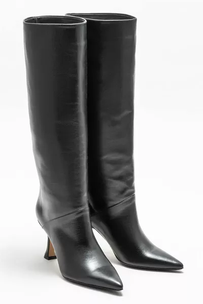 أحذية نسائية بكعب جلدي أسود