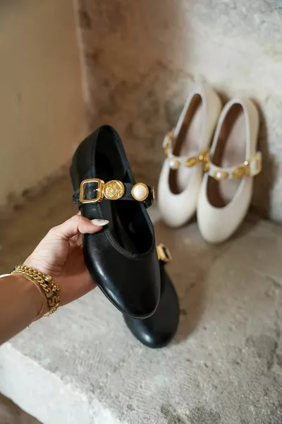 Dinariz أسود مشبك اللوز اصبع القدم ملحق ذهبي خاص مفصل باليه نسائي مسطح