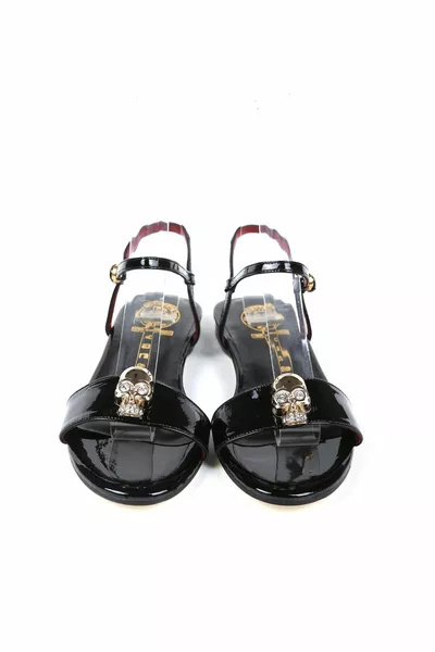 Sandali da donna in vernice nera con teschio di pietra
