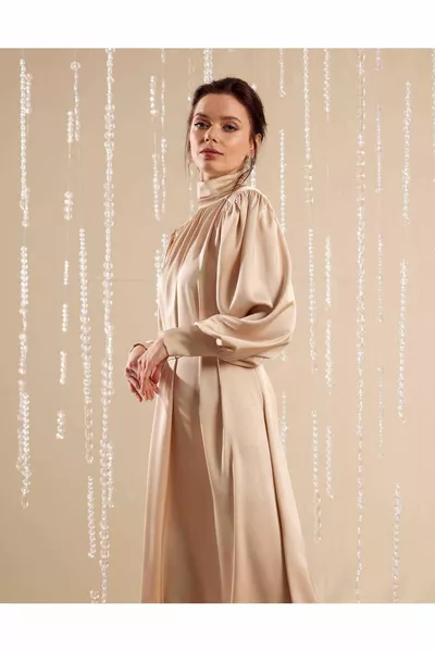 Abendkleid aus gerafftem Satin Nude