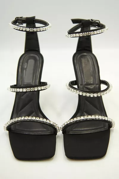 Дамски сатенени вечерни обувки с диамантен камък