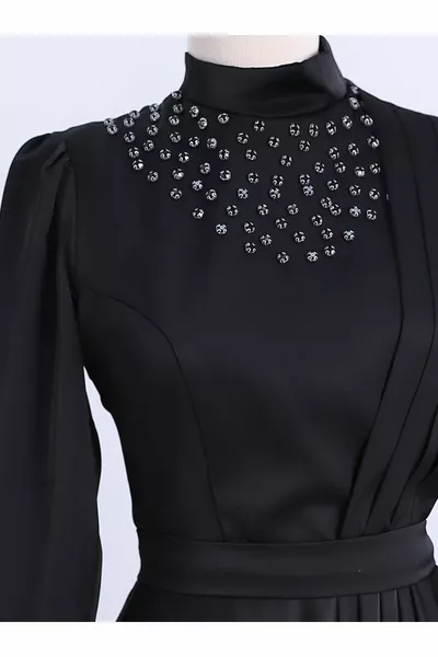 Abito da sera in raso cosparso con colletto rialzato