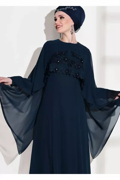Abito da sera dettagliato con mantello blu navy da donna 
