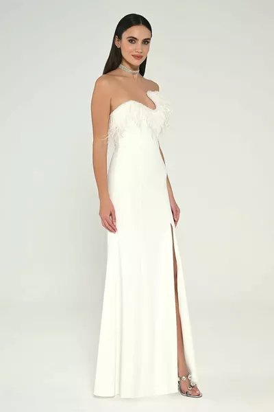 Asymmetrisch geschnittenes langes Kleid aus Crêpe mit trägerloser Feder