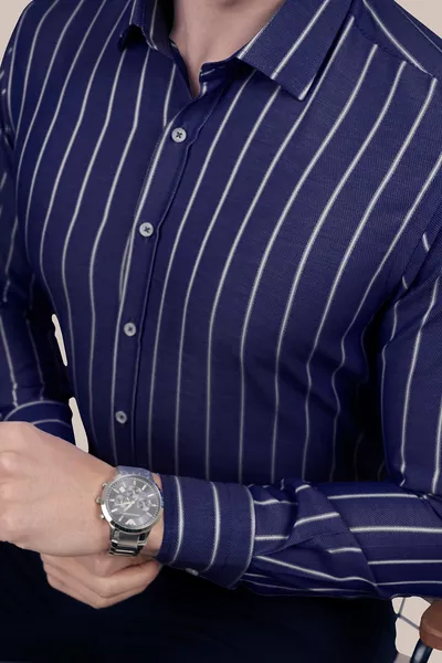 Мужская рубашка slim fit с синими и белыми полосками
