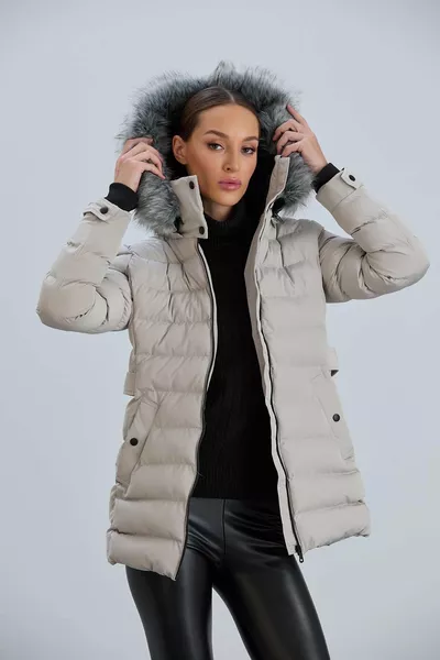 Дамско яке Yasmin Taş с изкуствена кожа, сваляемо качулка, пухено