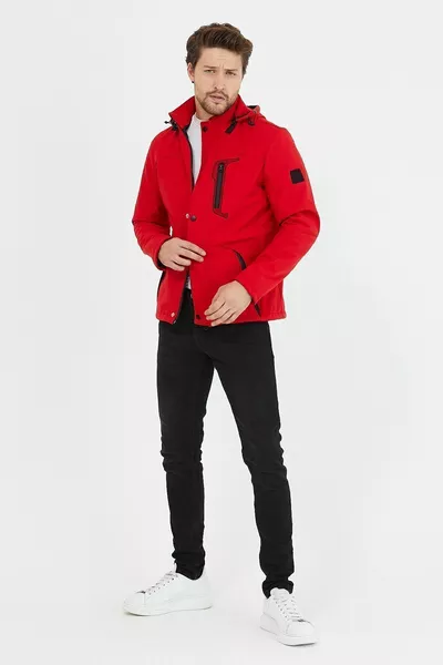 سترة رجالية حمراء بغطاء للرأس مقاومة للماء والرياح من نوع سوفتشيل