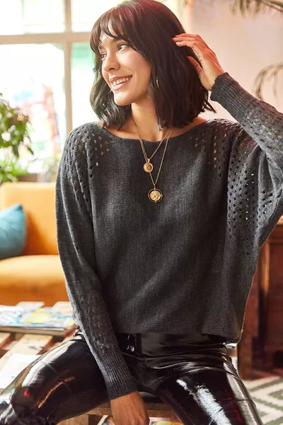 Женский антрацитовый ажурный свитер оверсайз с рукавами-летучая мышь