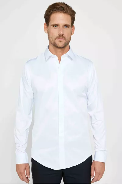 Chemise homme blanche à manches longues slim fit avec patte de boutonnage cachée et dos plissé