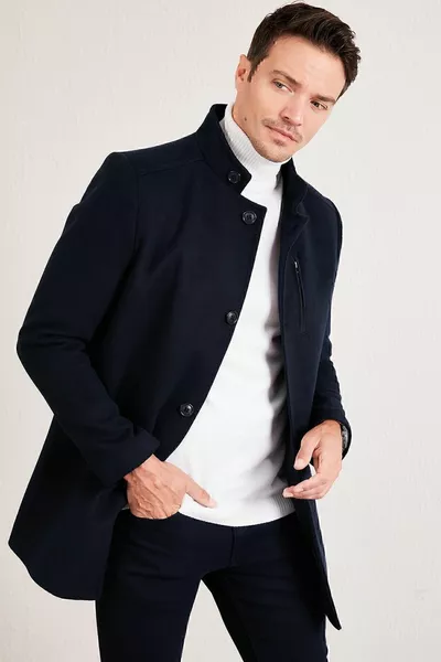 Cappotto da uomo in panno slim fit con collo alto e bottoni 
