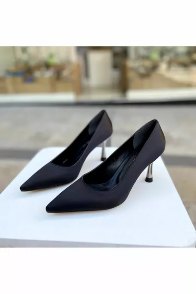 حذاء بكعب رفيع فضي مع كعب ستان أسود 8 سم