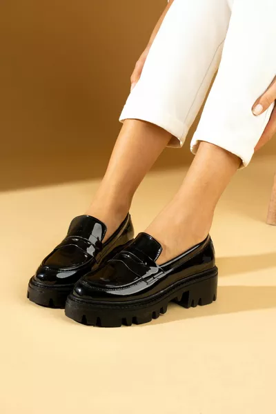 المرأة السوداء براءات الاختراع الجلود المتسكعون المتسكعون عارضة عارضة أحذية وحيد مع مشبك عارضة