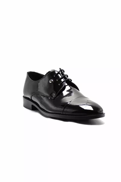  Klassische schwarze Lackschuhe