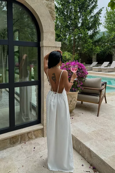 فستان طويل بتفاصيل الظهر الأبيض 