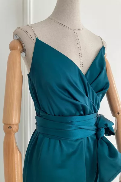  فستان ساتان متوسط الطول مع أحزمة حجرية زمرد