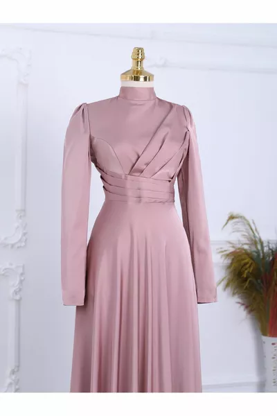 Robes de soirée en satin avec plis sur le devant