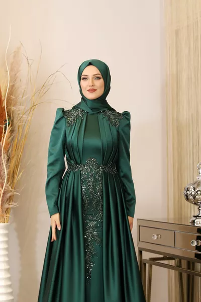 فستان سهرة حجاب Karaca مع زخرفة درابيه في الأمام باللون الأخضر الزمردي