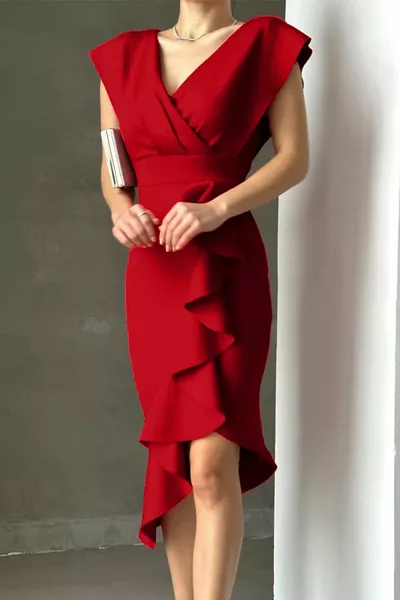 فستان سهرة بورجوندي بفتحة وتفصيل كشكش